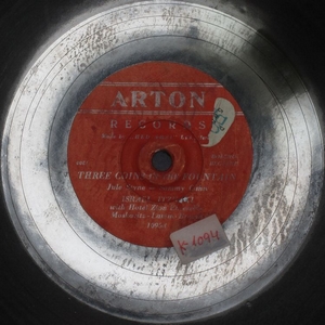ישראל יצחקי – שלוש מטבעות במזרקה (אנגלית) (1955)